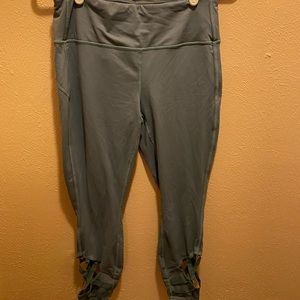 Active leggings with cut out on the bottom